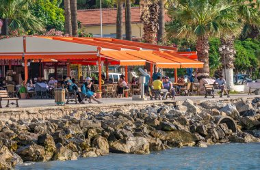 Kusadasi, Türkiye - 07.18.2019. Güneşli bir yaz gününde Aydın 'ın Kusadasi tatil köyü