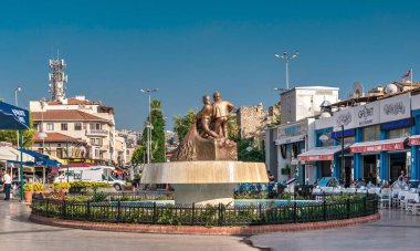 Kusadasi, Türkiye - 07.18.2019. Güneşli bir yaz gününde Aydın 'ın Kusadasi tatil köyü