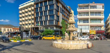 Kusadasi, Türkiye - 07.18.2019. Güneşli bir yaz gününde Aydın 'ın Kusadasi tatil köyü