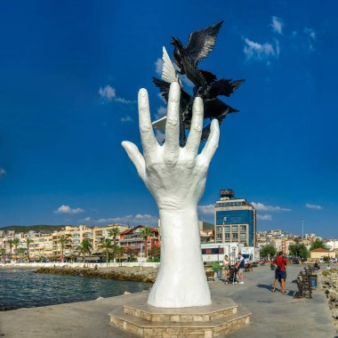 Kusadasi, Türkiye - 07.18.2019. Türkiye 'deki Kusadasi gezinti alanında Barış Elçisi heykeli