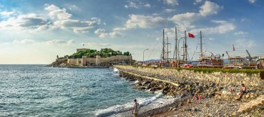 Kusadasi, Türkiye - 07.18.2019. Türkiye 'de Kusadasi şatosu yakınlarında bir yaz akşamı eğlence teknesi parkı