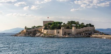 Kusadasi, Türkiye - 07.18.2019. Türkiye 'deki Kusadasi şatosu ve yaz akşamları tekne parkı