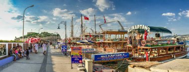 Kusadasi, Türkiye - 07.18.2019. Türkiye 'de Kusadasi şatosu yakınlarında bir yaz akşamı eğlence teknesi parkı