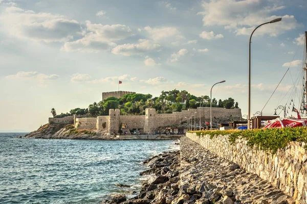 Kusadasi Turquia 2019 Castelo Kusadasi Turquia Estacionamento Barco Recreio Uma — Fotografia de Stock