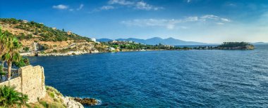 Aydın 'ın Kusadasi kenti yakınlarındaki İkari Denizi kıyısının panoramik manzarası