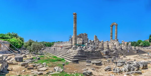 Apolló Templomának Déli Oldala Törökországi Didyma Stadionnal Egy Napos Nyári — Stock Fotó