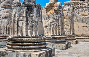 Güneşli bir yaz gününde, Türkiye 'nin Didyma kentindeki Apollo Tapınağı' nın doğu cephesinin bir köşesi.