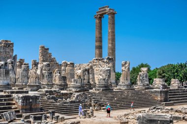 Didyma, Türkiye 2019-07-20. Güneşli bir yaz gününde, Türkiye 'nin Didyma kentindeki stadyumun bulunduğu Apollo tapınağının güney kanadı.