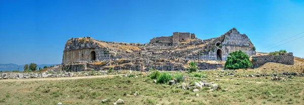 Türkiye 'nin Yunan kenti Miletus' ta güneşli bir yaz gününde antik bir tiyatronun kalıntıları