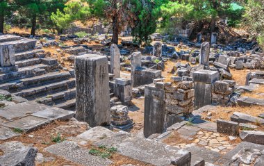 Türkiye 'nin antik Yunan kenti Priene' nin kalıntıları güneşli bir yaz gününde