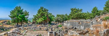 Türkiye 'nin antik Yunan kenti Priene' nin kalıntıları güneşli bir yaz gününde