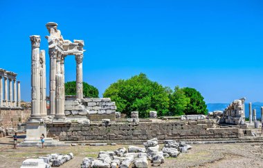 Pergamon, Türkiye -07.22.2019. Antik Yunan kenti Pergamon 'daki Dionysos Tapınağı kalıntıları