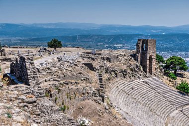Картина, постер, плакат, фотообои "руины древнего театра в греческом городе пергамон в турции в солнечный летний день картины", артикул 359335108