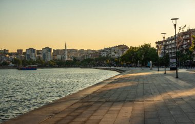 Çanakkale, Türkiye - 07.23.2019. Güneşli bir yaz sabahında Türkiye 'nin Çanakkale şehrinin seddi