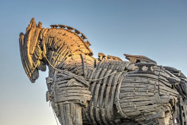 Çanakkale, Türkiye - 07.23.2019. Bir yaz sabahı Çanakkale 'de Truva atı heykeli