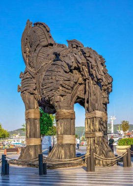 Çanakkale, Türkiye - 07.23.2019. Türkiye 'nin Çanakkale kentinde bir yaz sabahı Truva atı heykeli