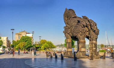 Çanakkale, Türkiye - 07.23.2019. Türkiye 'nin Çanakkale kentinde bir yaz sabahı Truva atı heykeli