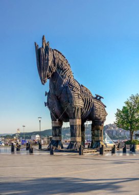Çanakkale, Türkiye - 07.23.2019. Türkiye 'nin Çanakkale kentinde bir yaz sabahı Truva atı heykeli