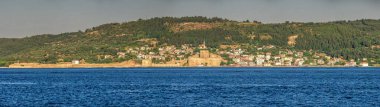 Çanakkale, Türkiye - 07.23.2019. Kilitbahir Şatosu ve Türkiye 'nin Çanakkale kentinin karşısındaki Çanakkale' nin batı yakasındaki kale. Güneşli bir yaz sabahında büyük panoramik manzara.