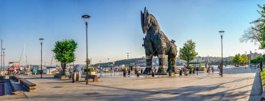 Çanakkale, Türkiye - 07.23.2019. Türkiye 'nin Çanakkale kentinde bir yaz sabahı Truva atı heykeli
