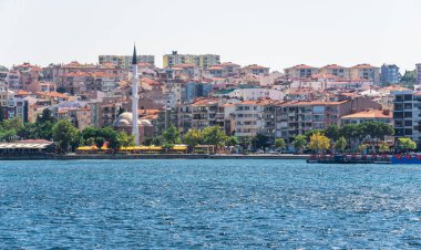 Çanakkale, Türkiye - 07.24.2019. Güneşli bir yaz sabahında Türkiye 'nin Çanakkale şehrinin seddi.