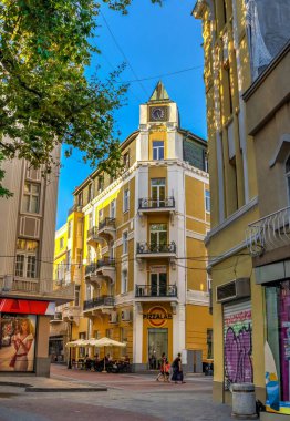 Filibe, Bulgaristan - 07.24.2019. Bulgaristan 'ın Filibe kentinde Knyaz Alexamder Caddesi, güneşli bir yaz gününde ana cadde