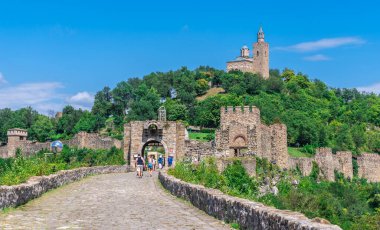 Veliko Tarnovo, Bulgaristan - 07.25.2019. Güneşli bir yaz gününde Bulgaristan 'ın Veliko Tarnovo kentinde Tanrı' nın Kutsal Yükselişi Ataerkil Katedrali ile Çarevets kalesine giriş