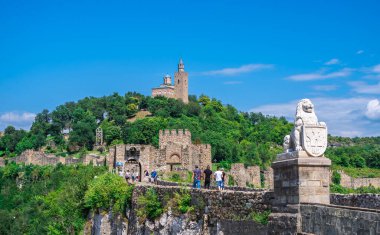 Veliko Tarnovo, Bulgaristan - 07.25.2019. Bulgaristan 'ın Veliko Tarnovo kentindeki Çarevets kalesine güneşli bir yaz gününde Ana Giriş