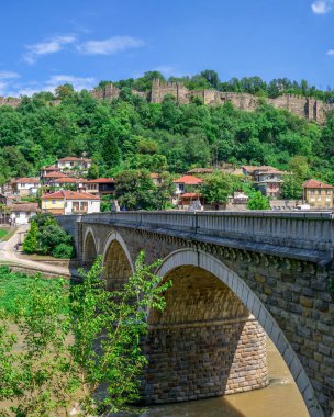 Bulgaristan 'ın Veliko Tarnovo Kalesi yakınlarındaki Yantra Nehri üzerindeki köprü. Güneşli bir yaz gününde Merhaba res panoramik manzara.