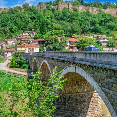 Bulgaristan 'ın Veliko Tarnovo Kalesi yakınlarındaki Yantra Nehri üzerindeki köprü. Güneşli bir yaz gününde Merhaba res panoramik manzara.