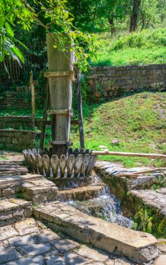 Valyavitsa, güneşli bir yaz gününde Bulgaristan 'daki Etar Mimari Etnoğrafya Kompleksindeki fabrikaları dolduruyor
