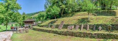 Gabrovo, Etar, Bulgaristan - 07.27.2019. Bulgaristan 'daki Etar Mimari Etnoğrafi Kompleksi güneşli bir yaz gününde. Büyük boyutlu panoramik fotoğraf.