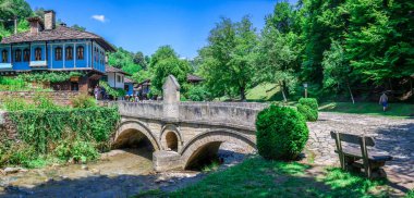 Gabrovo, Etar, Bulgaristan - 07.27.2019. Güneşli bir yaz gününde Bulgaristan 'ın Etar Mimari Kompleksi' ndeki taş köprü. Büyük boyutlu panoramik fotoğraf.