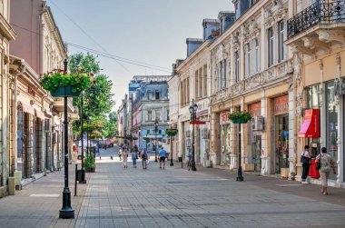 Rusçuk, Bulgaristan - 07.26.2019. Bulgaristan 'ın Ruse kentindeki yayalar, güneşli bir yaz gününde