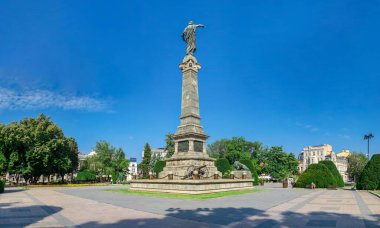 Rusçuk, Bulgaristan - 07.26.2019. Bulgaristan 'ın Ruse kentindeki Özgürlük Anıtı güneşli bir yaz gününde