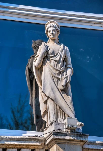 Русе Болгарія 2019 Скульптура Даху Старої Історичної Будівлі Русе Болгарія — стокове фото