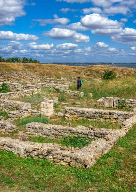 Ukrayna 'nın Güney Böcek Nehri kıyısındaki Antik Yunan kolonisi Olbia bulutlu bir yaz gününde. Yüksek çözünürlüklü panoramik fotoğraf.