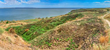 Ukrayna 'nın Güney Böcek Nehri kıyısındaki Antik Yunan kolonisi Olbia bulutlu bir yaz gününde. Yüksek çözünürlüklü panoramik fotoğraf.
