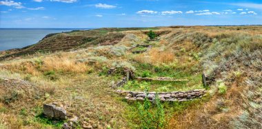 Ukrayna 'nın Güney Böcek Nehri kıyısındaki Antik Yunan kolonisi Olbia bulutlu bir yaz gününde. Yüksek çözünürlüklü panoramik fotoğraf.