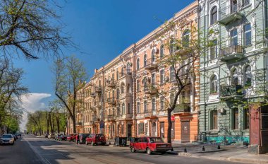 Odessa, Ukrayna - 03.05. 2020 yılı. Ukrayna, Odessa 'daki eski tarihi ev, güneşli bir bahar gününde.