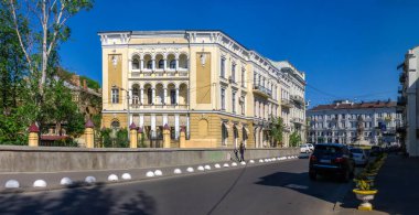 Odessa, Ukrayna - 03.05. 2020 yılı. Ukrayna, Odessa 'daki eski tarihi ev, güneşli bir bahar gününde.