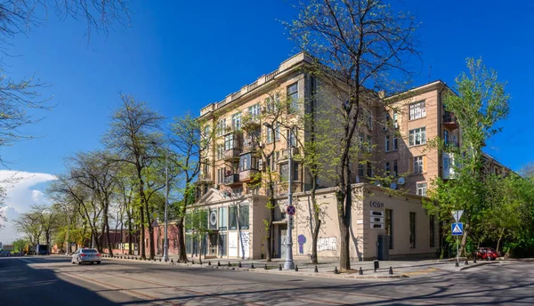 乌克兰敖德萨 2020年 在一个阳光灿烂的春天 乌克兰敖德萨的一座古老的历史建筑 — 图库照片