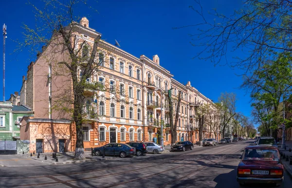 乌克兰敖德萨 2020年 在一个阳光灿烂的春天 乌克兰敖德萨的一座古老的历史建筑 — 图库照片