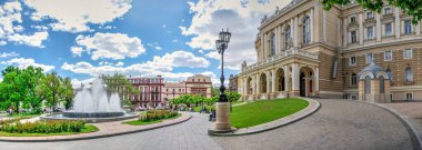 Odessa, Ukrayna 05.22.2020. Tiyatro Meydanı, Odessa, Ukrayna 'nın en popüler turistik mekanı, güneşli bir bahar gününde.