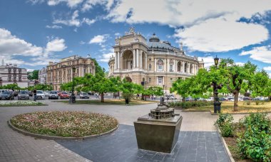 Odessa, Ukrayna 22.05.2020. Güneşli bir bahar gününde Ukrayna 'da Odessa Opera ve Bale Evi