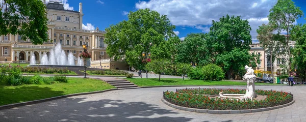 ウクライナのオデッサ05 2020 劇場広場 オデッサで最も人気のある観光地 ウクライナ 晴れた春の日に — ストック写真
