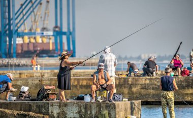Odessa, Ukrayna 09.03.2019. Ukrayna 'nın Odessa kentindeki Langeron sahilinde güneşli bir yaz gününde balıkçılar.