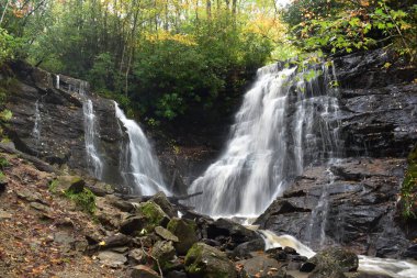 Soco Falls in Jackson County, Kuzey Carolina Maggie Valley ve Cherokee şehirleri arasında yer alan Cherokee Kızılderili Bölgesi 'nin kıyısında yer alan güzel bir şelaledir. Blue Ridge Parkway 'in güneyinde (Milepost 455.7 Soco Gap' ta)