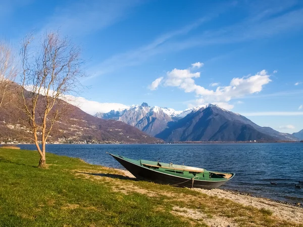 Boot am Strand zurückgelassen — Stockfoto