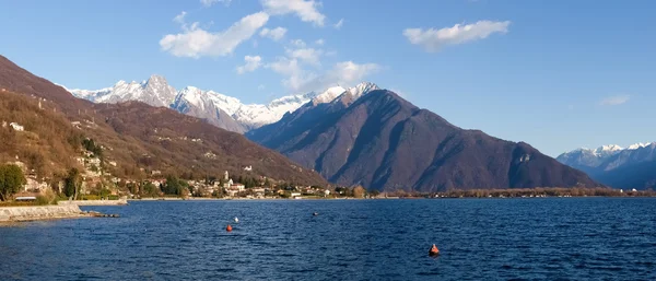 Jezioro Como, Włochy. Panorama na jezioro i góry od Gera L — Zdjęcie stockowe
